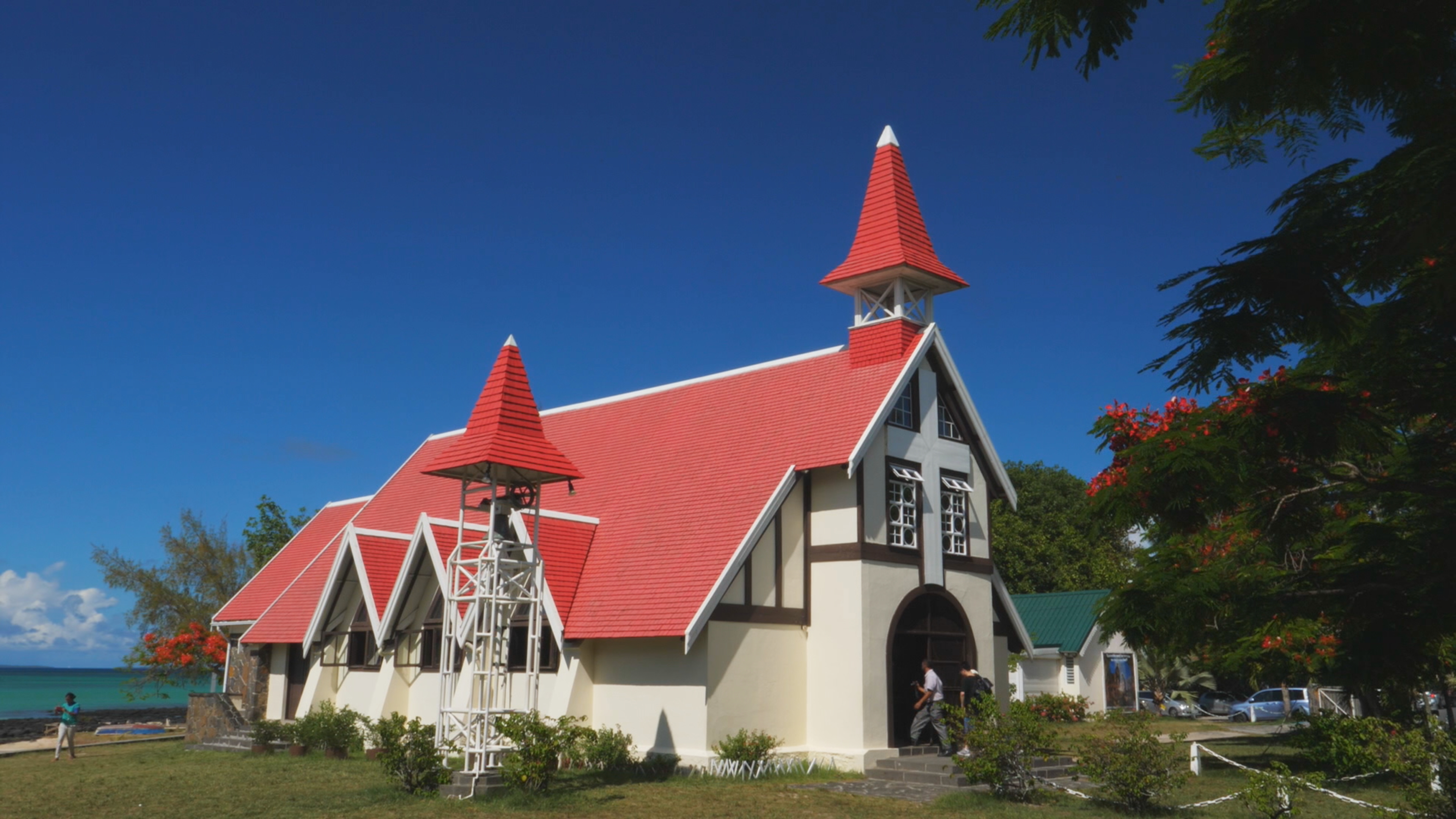 05 Die Kirche am Cap Malheureux leuchtet mit ihrem roten Dach