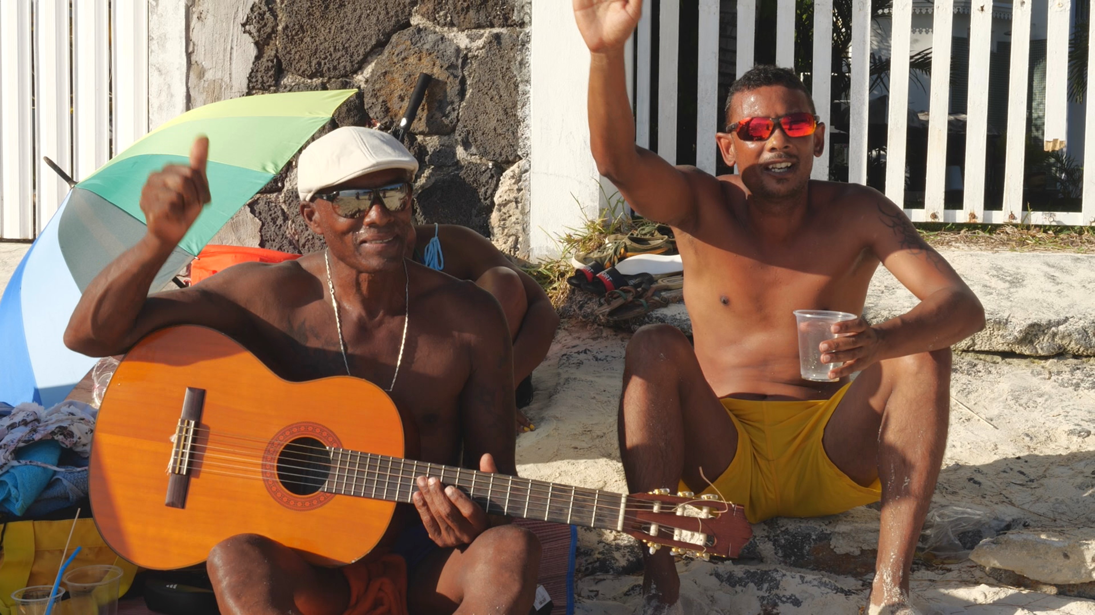 11 Gitarrenduo am Strand von Blue Bay